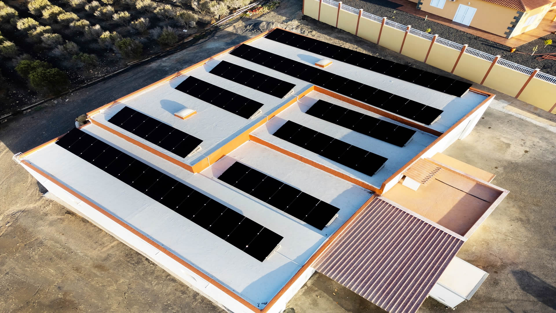 Projekt fotovoltaické v?roby energie pro ekologickou farmu ve ?panělsku?